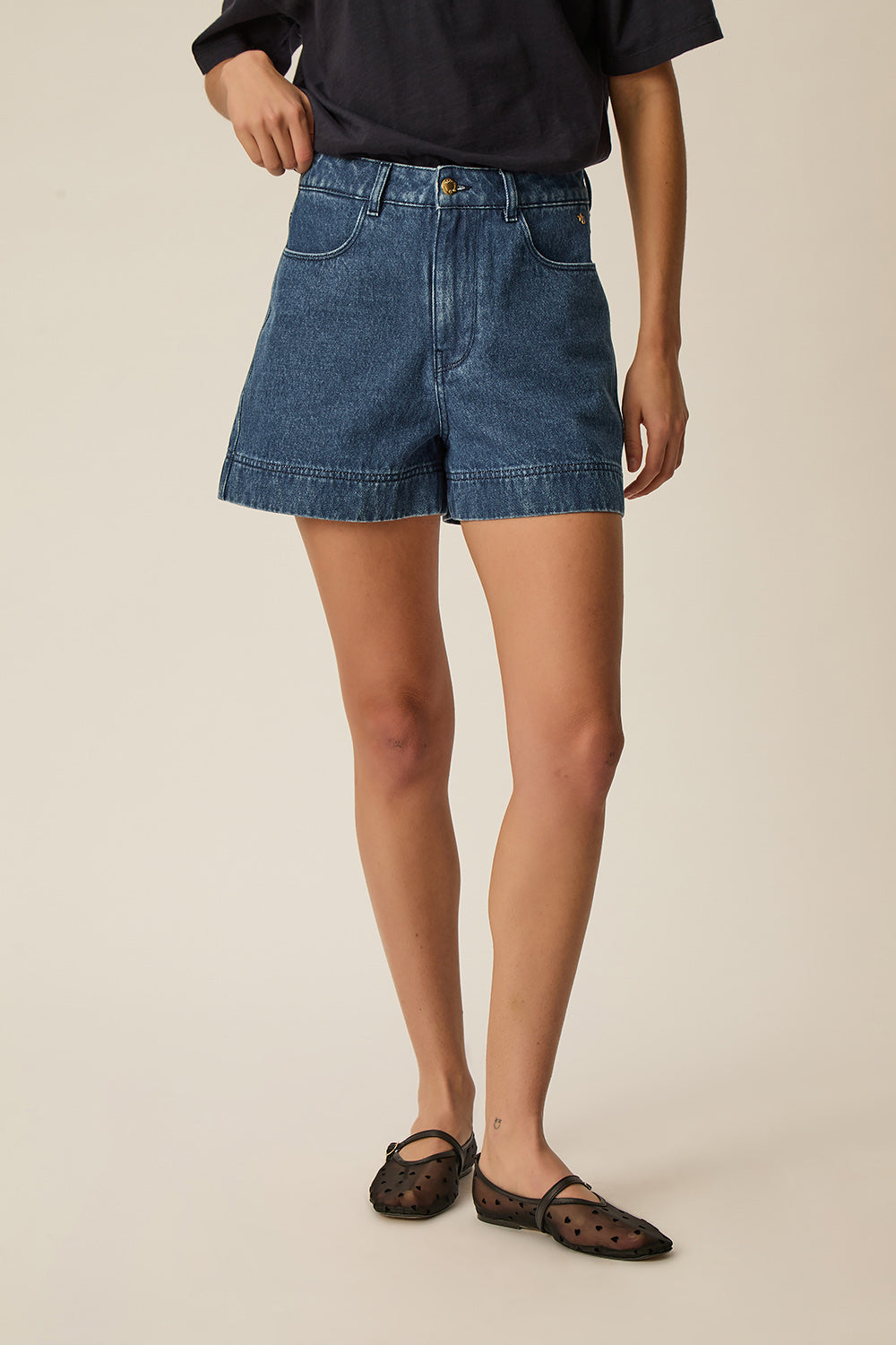 Short Laela Stone